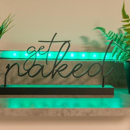Luxe Maisonette- Parking, 4K Tvs, Leds, Local Snacks And More! 바스 외부 사진